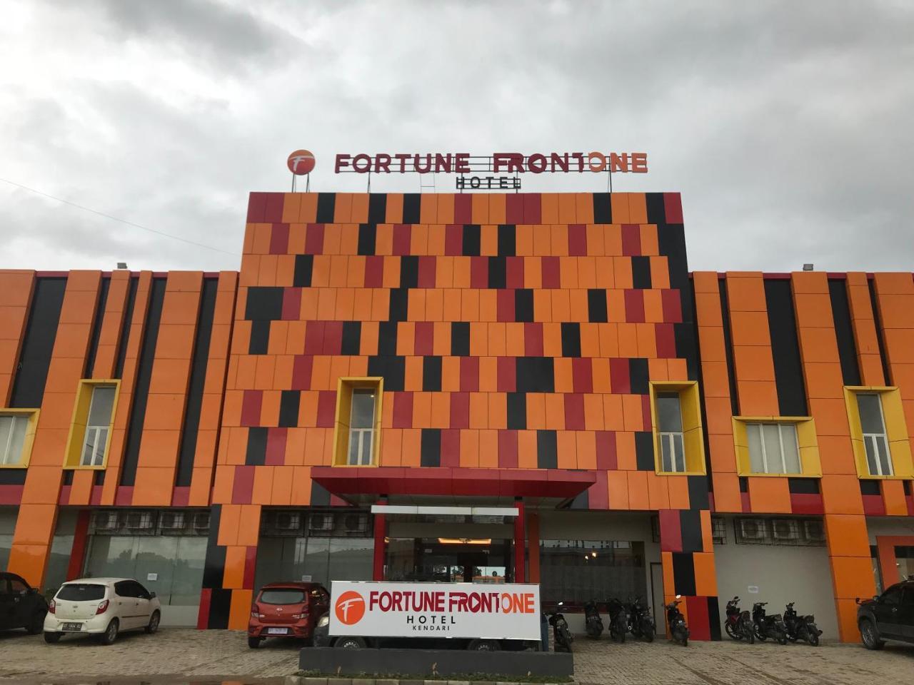 Fortune Front One Hotel Kendari Exterior foto