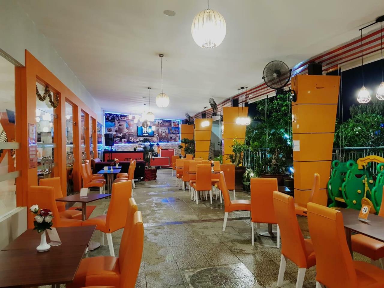 Fortune Front One Hotel Kendari Exterior foto