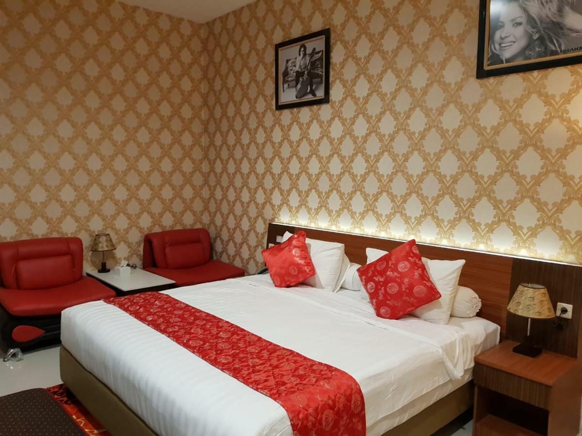 Fortune Front One Hotel Kendari Exterior foto