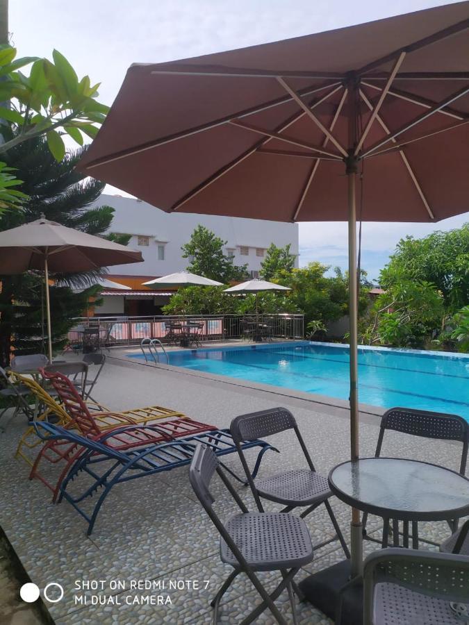 Fortune Front One Hotel Kendari Exterior foto